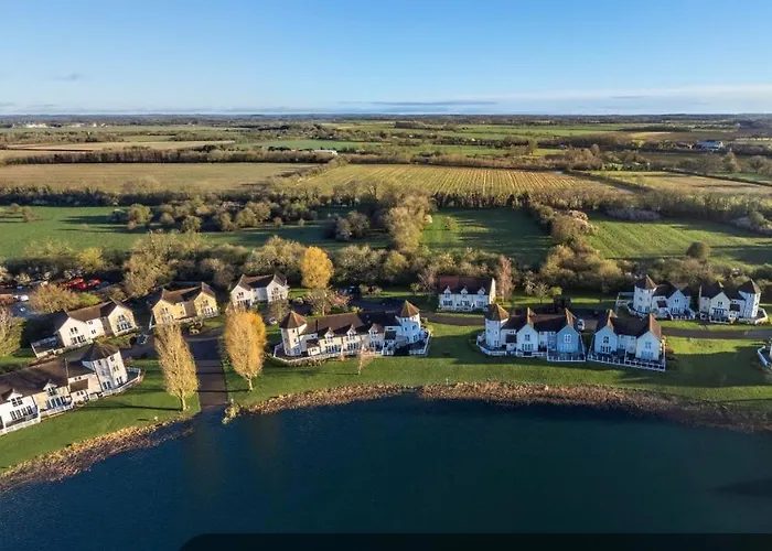 Liming Lodge - Lakeside Home In The Cotswolds