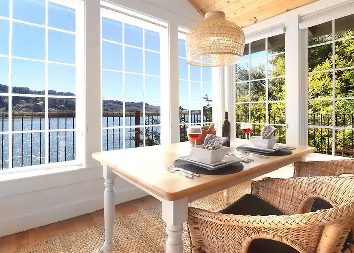 'Erinleigh By The Sea' Waterfront