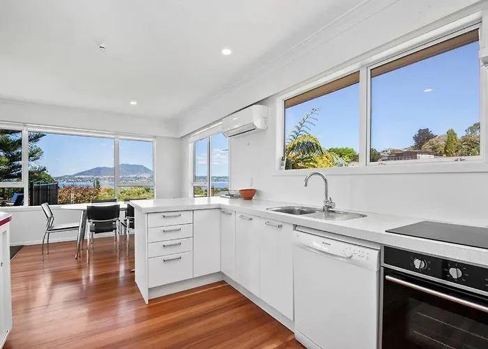 Te Moenga Treasure - Acacia Bay