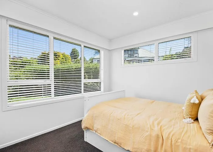 Te Moenga Treasure - Acacia Bay