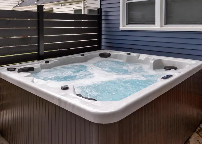 Near Drake/Downtown Packed W/Amenities - Hot Tub - Movie Theater