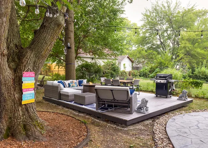 Near Drake/Downtown Packed W/Amenities - Hot Tub - Movie Theater