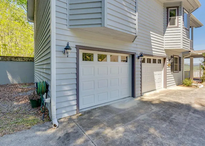 Lake-View Condo With Covered Deck In Hiawassee!