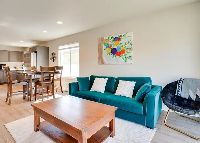 Charming Home W/ Mtn & Columbia River Views!