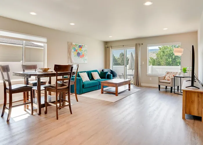 Charming Home W/ Mtn & Columbia River Views!