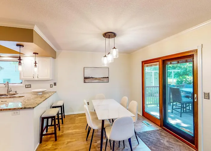 Dog-Friendly Yard! Family Retreat In Fort Wayne