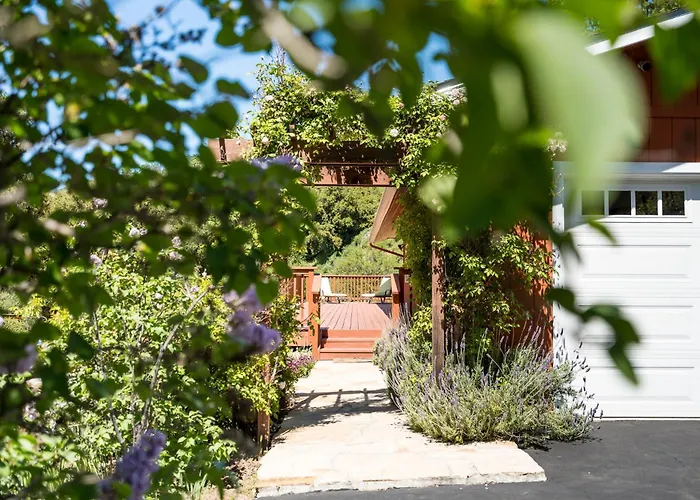 Serene Vineyard Chateau With Pool, Hot Tub, Bbq
