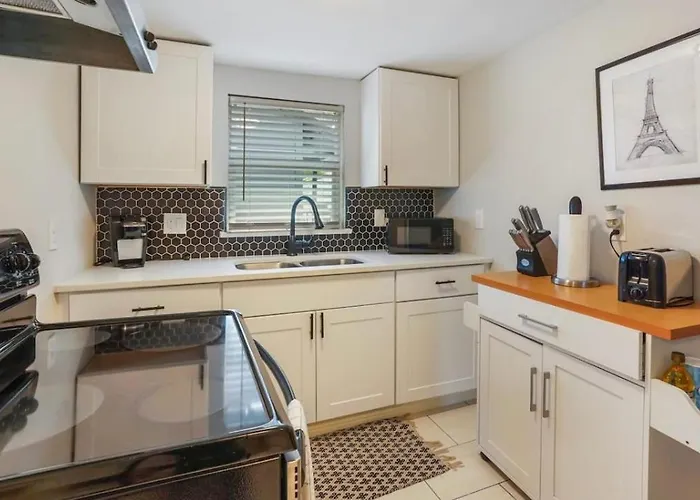 Cozy Heights 2 Bd Bungalow, Walkable