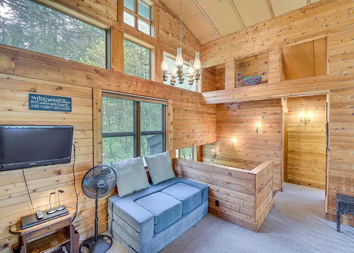 Riverfront Skykomish Cabin W/ Private Hot Tub!