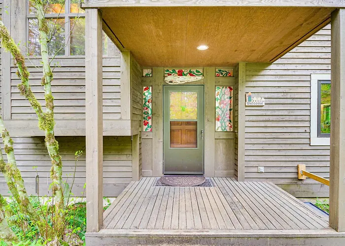 Riverfront Skykomish Cabin W/ Private Hot Tub!