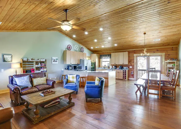 Family Cabin W/ Private Hot Tub & Views In Boone!