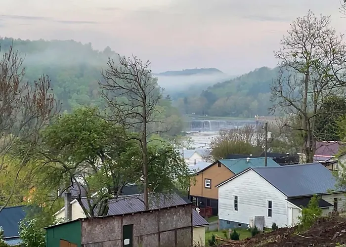 Cozy Fries Escape W/ Mountain & River Views!
