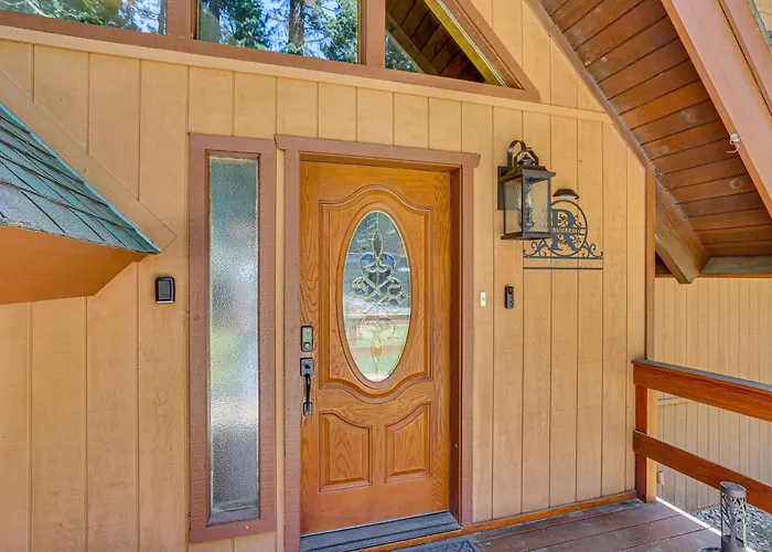 Spacious Retreat W/ Backyard: 1 Mi To Lake Almanor