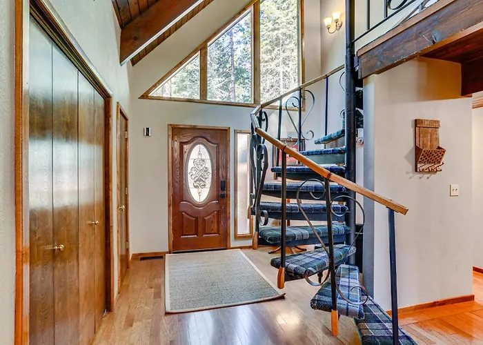 Spacious Retreat W/ Backyard: 1 Mi To Lake Almanor