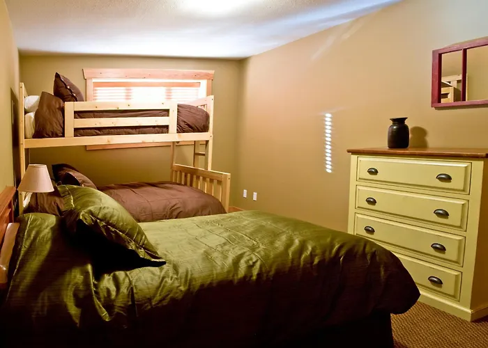 Pinnacle Ridge Chalets By Fernie Lodging Co