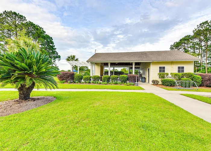 3 Mi To Beaches! Charming Bluffton Escape W/ Yard
