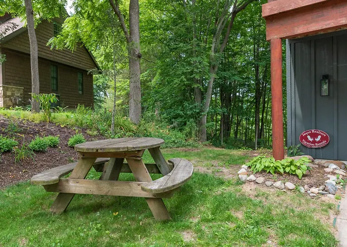 Swan Lodge - Walking Distance To Downtown Saugatuck - Modern Cabin Getaway!