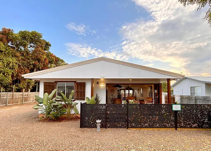 Vila Paus Dua - Beachfront Villa With Ocean Glimpses