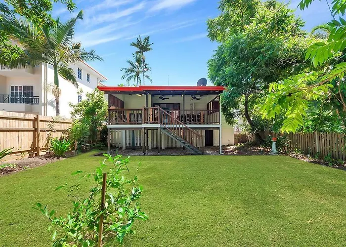 Masterfully Restored Queenslander Near Esplanade