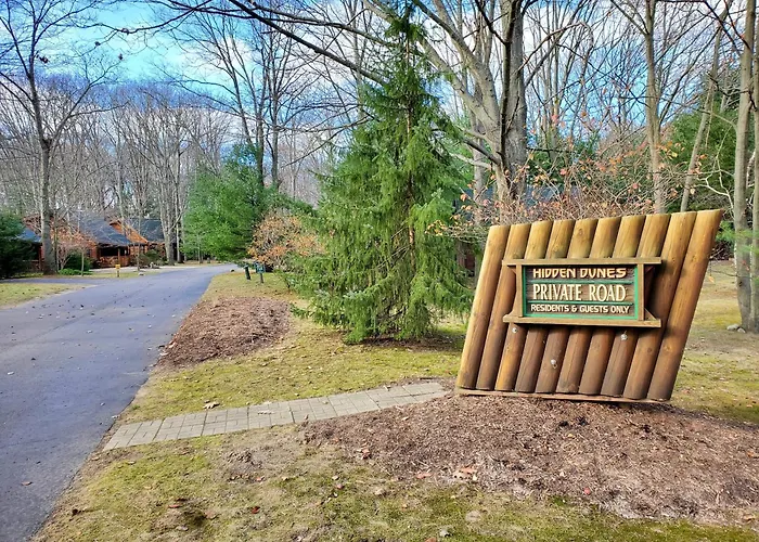 Wonderful Log Cabin Near Private Beach And Lake Access