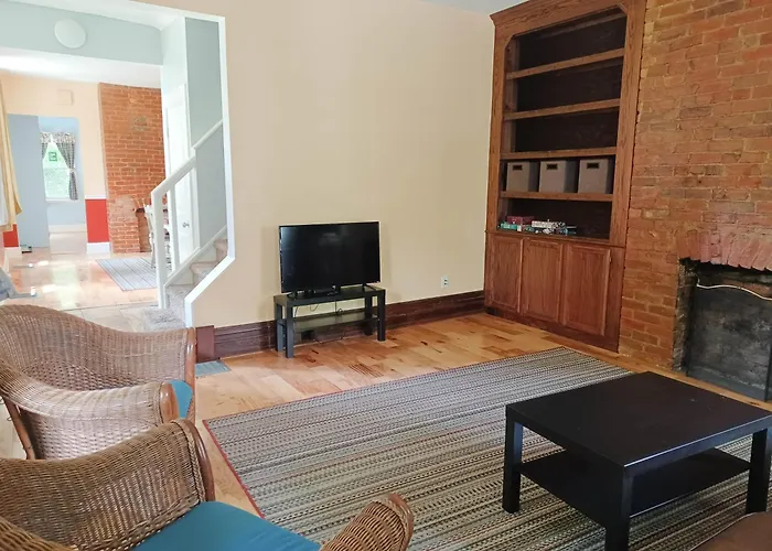 Huge 2 Bedroom House In The Heart Of Northside!