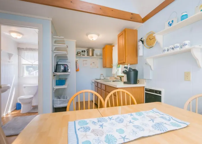 East Sandwich Escape—Deck, Beach Summer Fun