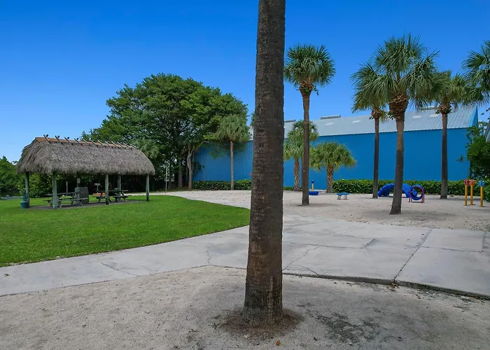 Isla Mirabelle - Waterfront Boutique Resort, Htd Pool, Dock, Walkable