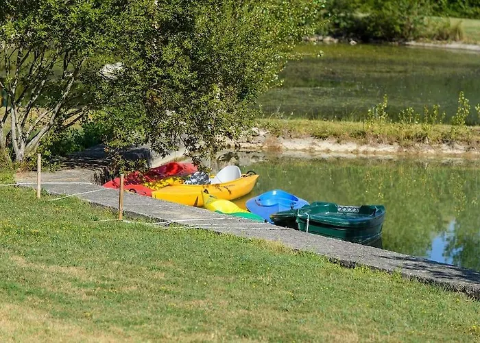 Chalet au milieu de la forêt avec lac à proximité
