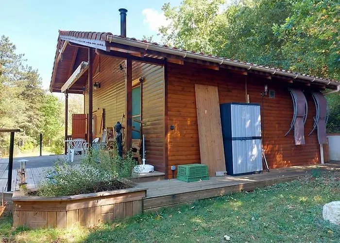 Chalet au milieu de la forêt avec lac à proximité