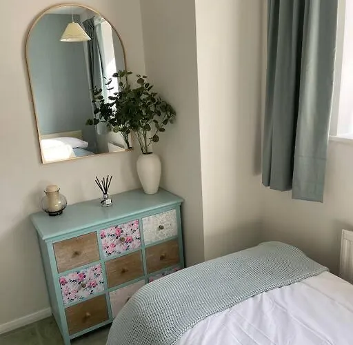 Town Centre House 2 Bedrooms And Futon Can Sleep Total Of 5 Free Onsite Parking 2 Cars