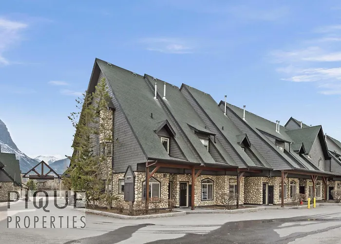 Mystic Mountain Chalet, Heated Outdoor Pool & Hot Tub, Free Parking, Fast Wifi!