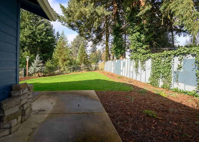 Blue House - Private 2 Bed, 2 Bath Home With Garage