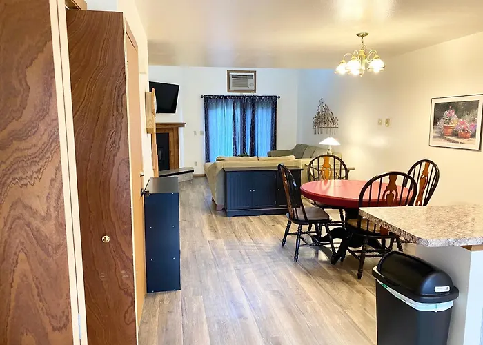 Dells Getaway At Tamarack & Mirror Lake Resort