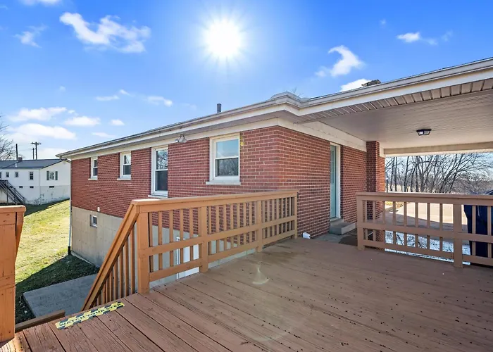 6 Min To Ark, Free Covered Parking, Deck And Grill