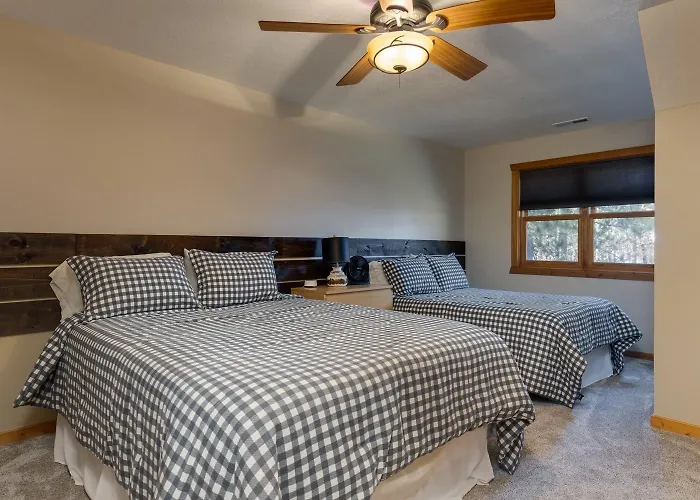Luxurious Cabin On Castle Rock Lake! Sleeps Up To 20!