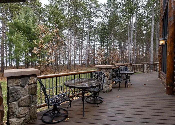 Luxurious Cabin On Castle Rock Lake! Sleeps Up To 20!