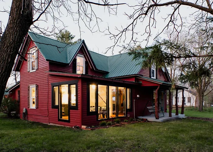 Charming Cabin With Hot Tub & Fire Pit