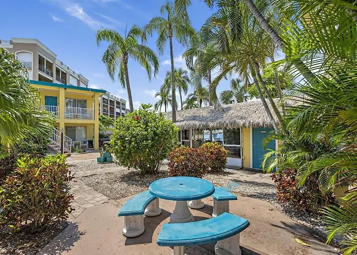 Malyn 107, Waterfront Condo, Short Walk To Beach
