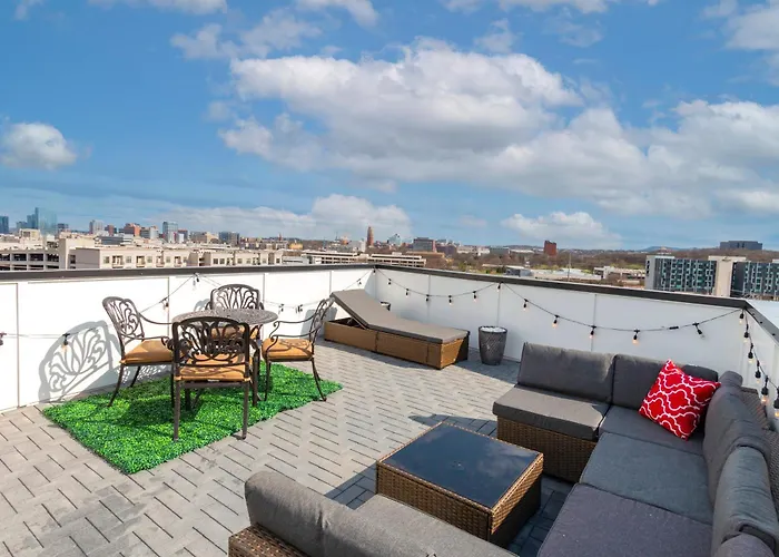 Luxury Townhome Skyline Views Mins To Dt Nashville