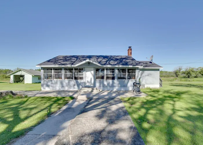 600' Of Green Bay Frontage & Dock: Cozy Cottage