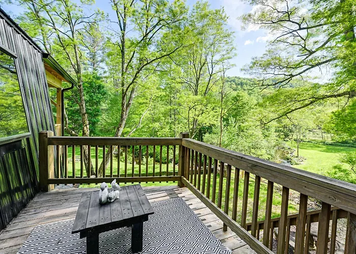 Creekside Cabin: Tubing, Trails & Highlands Charm!