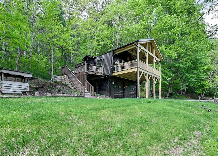 Creekside Cabin: Tubing, Trails & Highlands Charm!