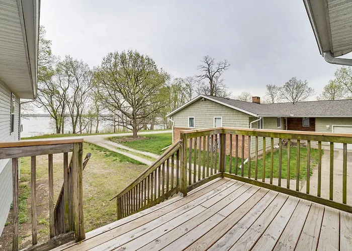 Cozy Illinois Retreat W/ Home Gym & River Views!
