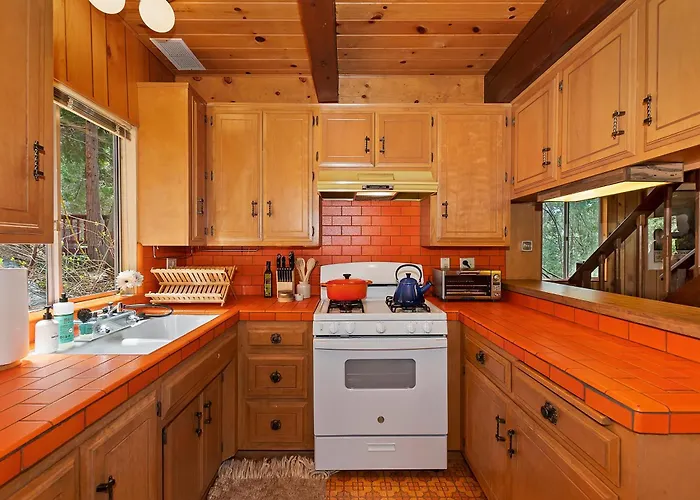 Pet & Kid Friendly Cozy Cabin, Bbq, Firepit, Outdoor Dining, Forest Views