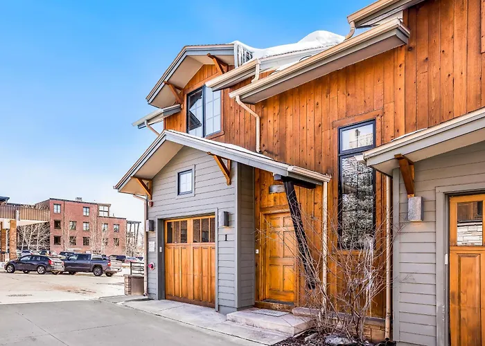 Urban Mountain Getaway & Alpenglow Chalet