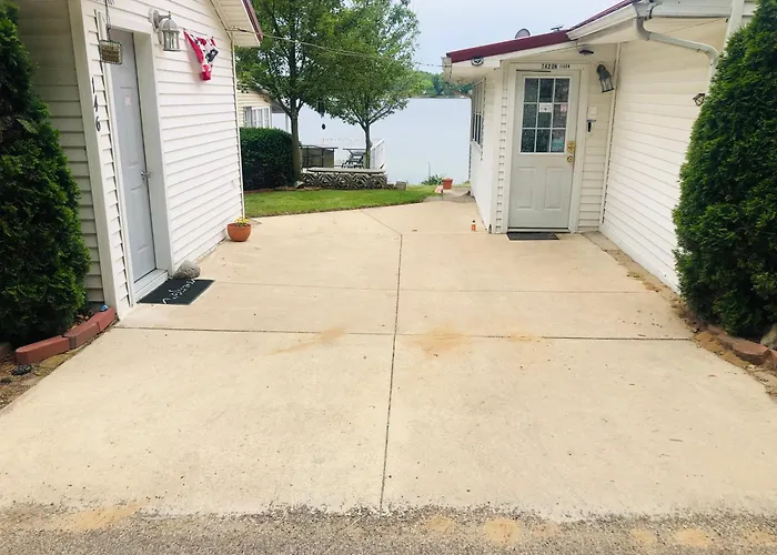 The Wellington Lake Cottage