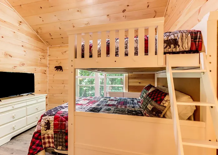 Peaceful Blue Ridge Cabin, Forest View & Fireplace