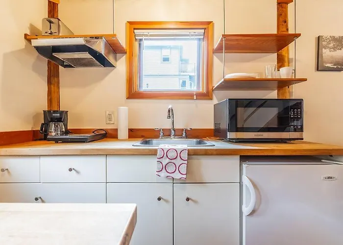 Charming Two-Level Retreat In Capitol Hill - Foxglove Inn