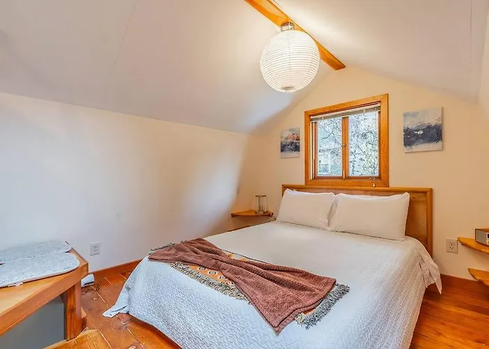 Charming Two-Level Retreat In Capitol Hill - Foxglove Inn