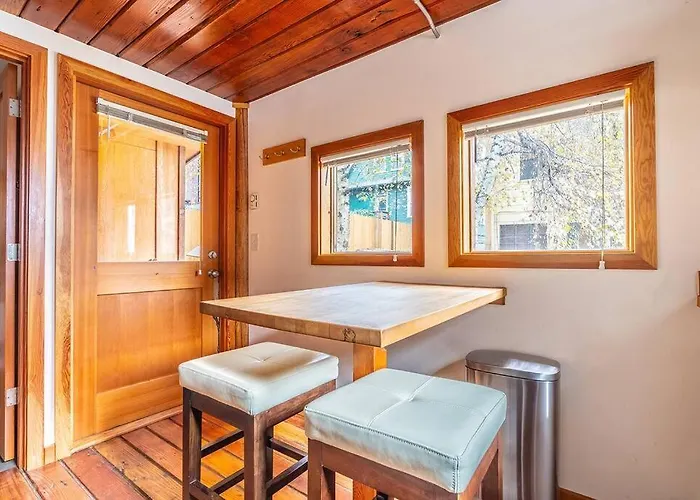 Charming Two-Level Retreat In Capitol Hill - Foxglove Inn